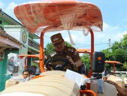 Bupati Lampung Utara Serahkan 15 Traktor untuk Dukung Swasembada Panga