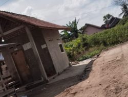 Warga Keluhkan Jalan Rusak Akibat Aktivitas Lapak Singkong Farhan, Pemilik Lapak Membantah