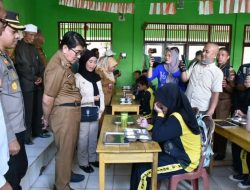 Bupati Lampung Utara Ir. Hamartoni Ahadis Hadiri Launching Program Makanan Bergizi Gratis (MBG) di SMPN 03 Bukit Kemuning