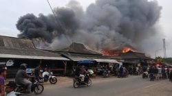 Padamkan Kebakaran Pasar Mulya Kencana Empat Armada dan 22 Personel Damkar Tubaba Diterjunkan