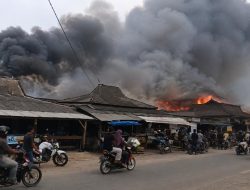 Padamkan Kebakaran Pasar Mulya Kencana Empat Armada dan 22 Personel Damkar Tubaba Diterjunkan