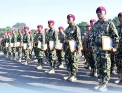 PANGKORMAR ANUGERAHKAN KPLB KEPADA PRAJURIT PENAKLUK OPM DI OPERASI BADAI KASUARI